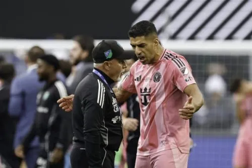 Cựu tiền đạo Liverpool Luis Suarez nhận án phải cấm đá 6 trận vì sự việc khạc nhổ