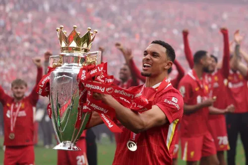Trent Alexander-Arnold nhận tràng pháo tay tại Anfield trong lần ra sân cuối cho Liverpool