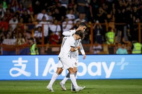 Ronaldo lập cú đúp, Bồ Đào Nha hủy diệt Armenia