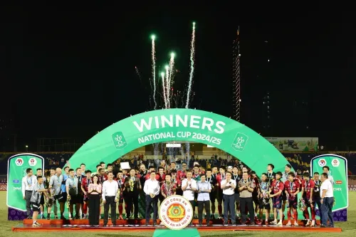 "Pháo đài" Vinh sụp đổ, nhà vua quá "Out trình"