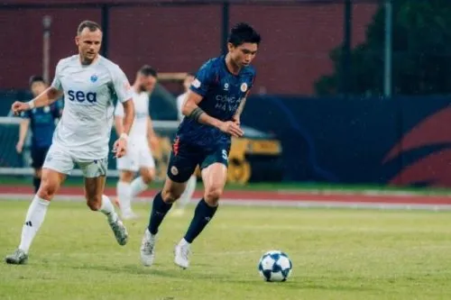 Văn Hậu đá chính và cầm băng thủ quân, dẫn dắt CAHN trong trận giao hữu