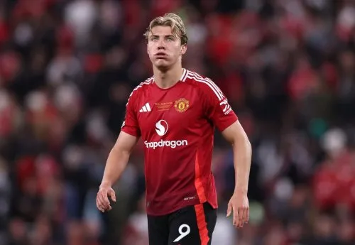 Milan đồng ý khoản vay Hojlund, đàm phán quyền mua đứt, nhưng cầu thủ chưa bị thuyết phục