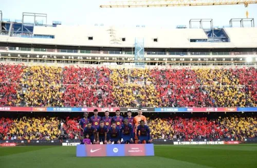 Các quan chức UEFA thị sát Camp Nou trong trận Barcelona vs Alaves trước thềm trận Champions League