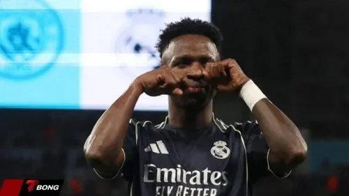 Vinicius nhấn chìm Man City 10 người và đưa Real Madrid vào tứ kết