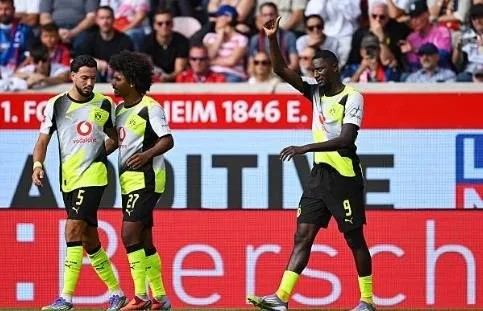 Thắng trong thế hơn người, Dortmund đánh chiếm ngôi đầu Bundesliga