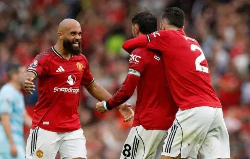 MU nhận 'mưa gạch đá' vì ăn mừng như thể vô địch World Cup