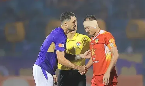 Trọng Hoàng bị giẫm rách tai, vẫn quật cường thi đấu đến cuối trận