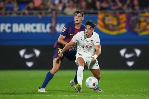 Flick có thể chuyển hướng đến lựa chọn bất ngờ cho vị trí trung vệ khi Barcelona đối mặt với khủng hoảng hàng thủ