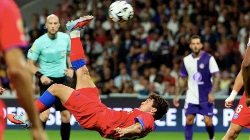 Hai cú xe đạp chổng ngược và bốn quả phạt đền giúp PSG đánh bại Toulouse