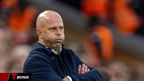 HLV Arne Slot thừa nhận áp lực sau trận thua Brighton và nguy cơ văng khỏi Top 4