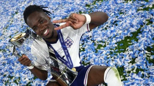 Từ Biểu Tượng Linh Vật Đến Người Hùng: Hành Trình Ra Đời Một Biểu Tượng Mới Trong Bóng Đá Anh