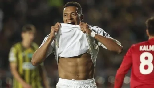 Lập hat-trick, Mbappe chưa hài lòng