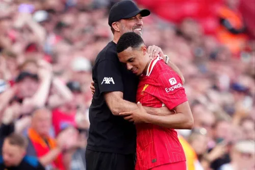 Jurgen Klopp phản pháo đanh thép trước tiếng la ó dành cho Alexander-Arnold: 'Tôi tắt TV ngay lập tức'