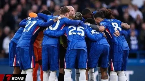 Giải mã nghi thức hội ý của Chelsea và sự cố hy hữu với trọng tài Paul Tierney