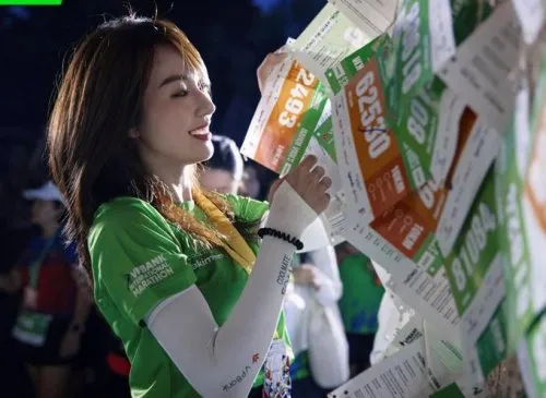 Hotgirl Hà Kim khiến dân mạng ‘tan chảy’ với nhan sắc trong veo ở marathon đêm Hà Nội