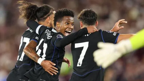 Tài năng trẻ Estevao tỏa sáng thay thế Palmer