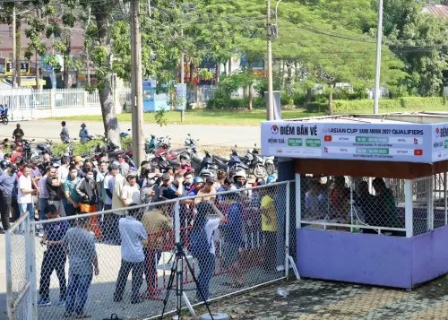 NHM xếp hàng dài mua vé trận Việt Nam vs Nepal