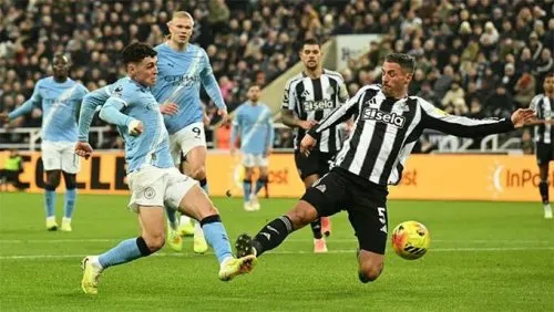 Mổ xẻ hai tình huống gây tranh cãi trong cuộc đối đầu giữa Newcastle và Man City