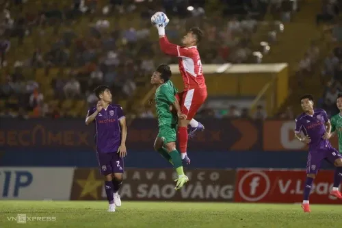 Treo còi trọng tài thổi phạt đền sai cho Ninh Bình ở Cup Quốc gia