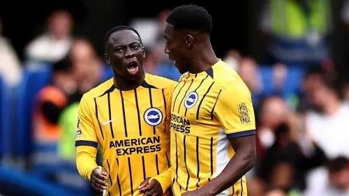Welbeck lập cú đúp, 10 người Chelsea thua ngược Brighton