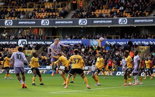 Brighton thoát hiểm kịch tính trước Wolves