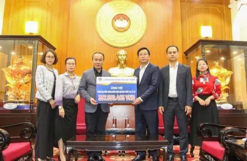 Liên đoàn Bóng đá Việt Nam chung tay cùng đồng bào vượt qua thiên tai