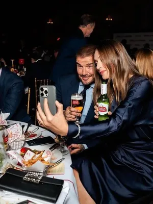 'Búp bê Nga' Maria Sharapova nhậu bia túy lúy với David Beckham