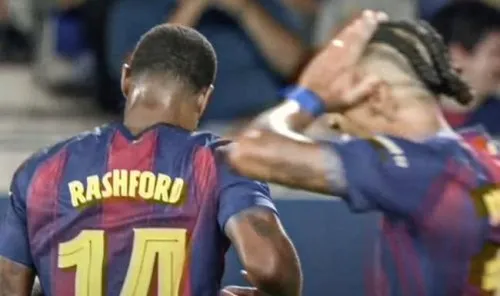 Rashford bỏ lỡ khó tin khiến Raphinha ngỡ ngàng