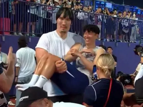 Son Heung-min gây sốt khi được 'người khổng lồ' bế như em bé