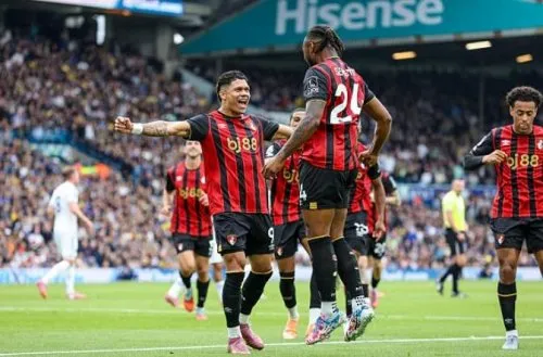 Bournemouth giật lại 1 điểm phút cuối