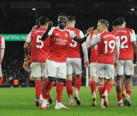 Arsenal thoát hiểm trong gang tấc nhờ bàn phản lưới nhà giành chiến thắng quan trọng tại Emirates