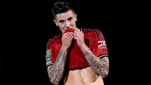 Fan MU chê Sesko còn tệ hơn Antony