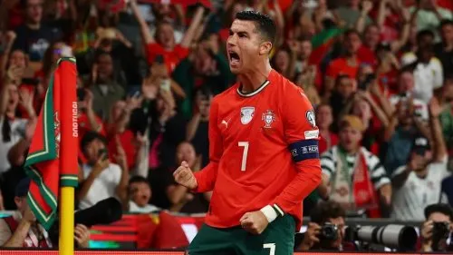 Ronaldo lập kỷ lục ghi bàn trong trận hòa của Bồ Đào Nha