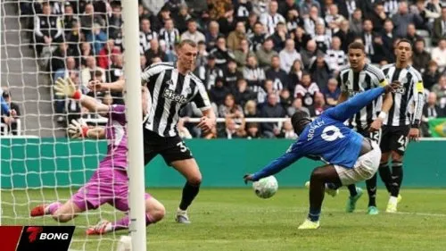 Brian Brobbey ghi bàn phút 90 giúp Sunderland khiến Newcastle ôm hận