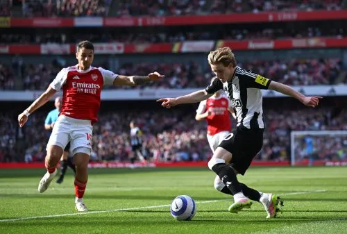 Liverpool Vẫn Quyết Tâm Chiêu Mộ Tiền Đạo Cánh Newcastle United: HLV Slot Có Nên Theo Đuổi?