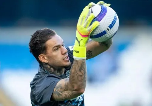 Pep Guardiola nghi ngờ tương lai của Ederson tại Man City sau thỏa thuận với Galatasaray
