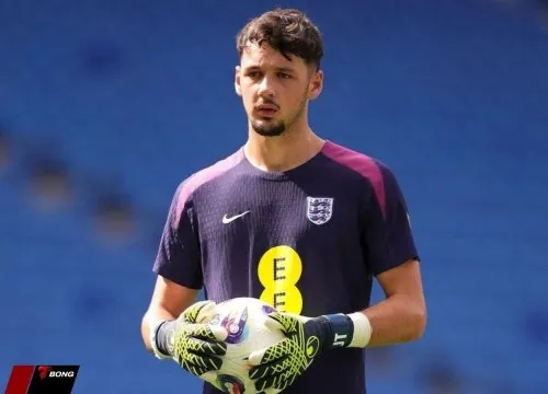 Newcastle kiên trì săn James Trafford khi Chích chòe cần một thủ môn thế hệ mới