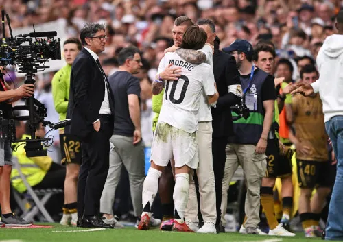 Khoảnh khắc xúc động: Huyền thoại Real Madrid Toni Kroos ôm chia tay Modric trong đêm giã từ