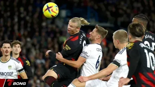 Hàng thủ Leeds United tìm cách khóa chặt Erling Haaland tại Elland Road