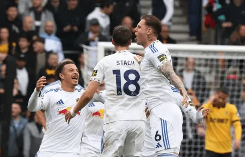 Calvert-Lewin giúp Leeds ngược dòng, Wolves chưa có điểm nào mùa này