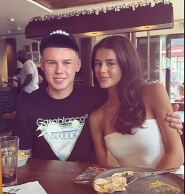 Cậu cả nhà Wayne Rooney hẹn hò với người mẫu