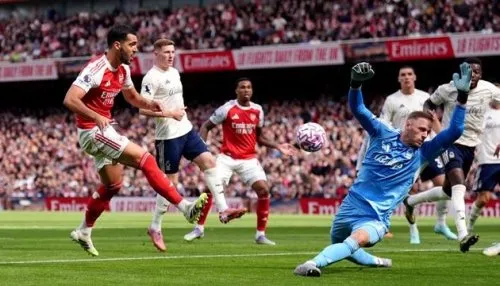 Mikel Merino bỏ lỡ cơ hội khó tin, Odegaard chấn thương rời sân sớm