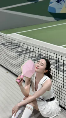 Quỳnh Nga làm fans xao xuyến với màn khoe dáng bốc lửa, thả thính "chất"