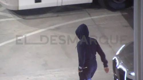 XEM NGAY: Luka Modric trao tặng áo đấu cuối cùng tại Real Madrid cho đồng đội